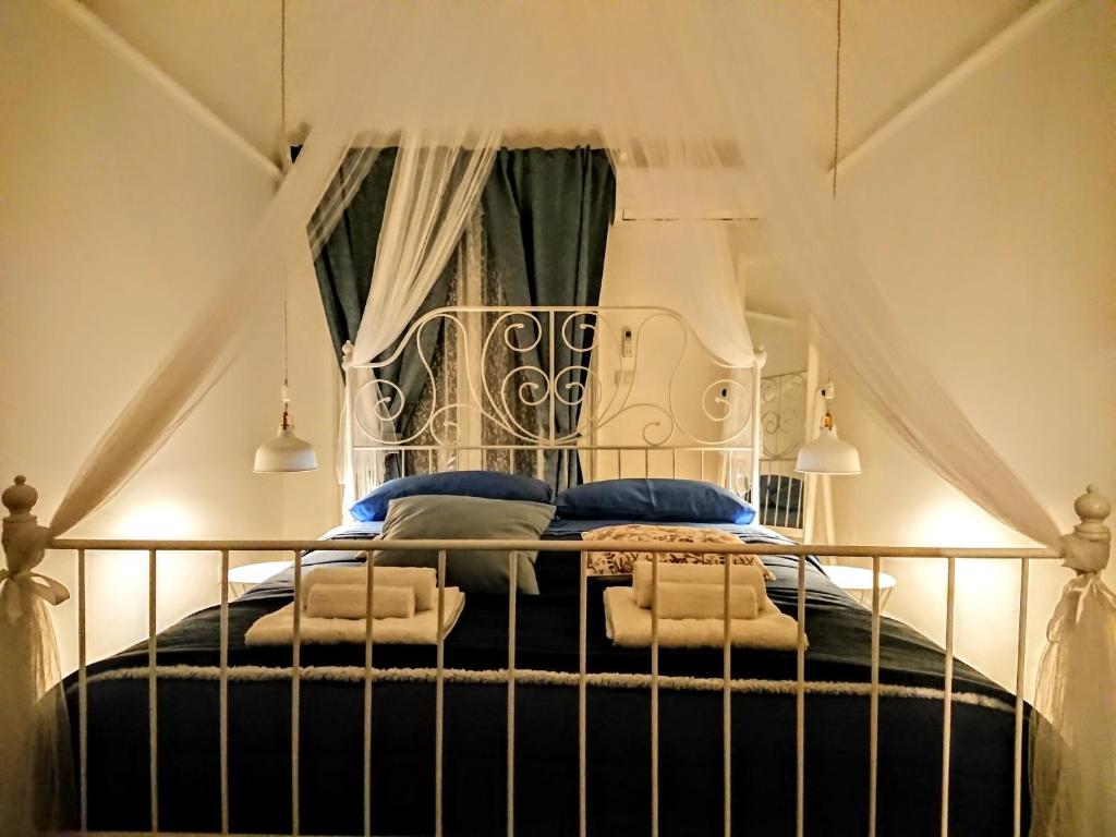 una camera con letto e testiera in ferro battuto di siculi central apartment a Catania