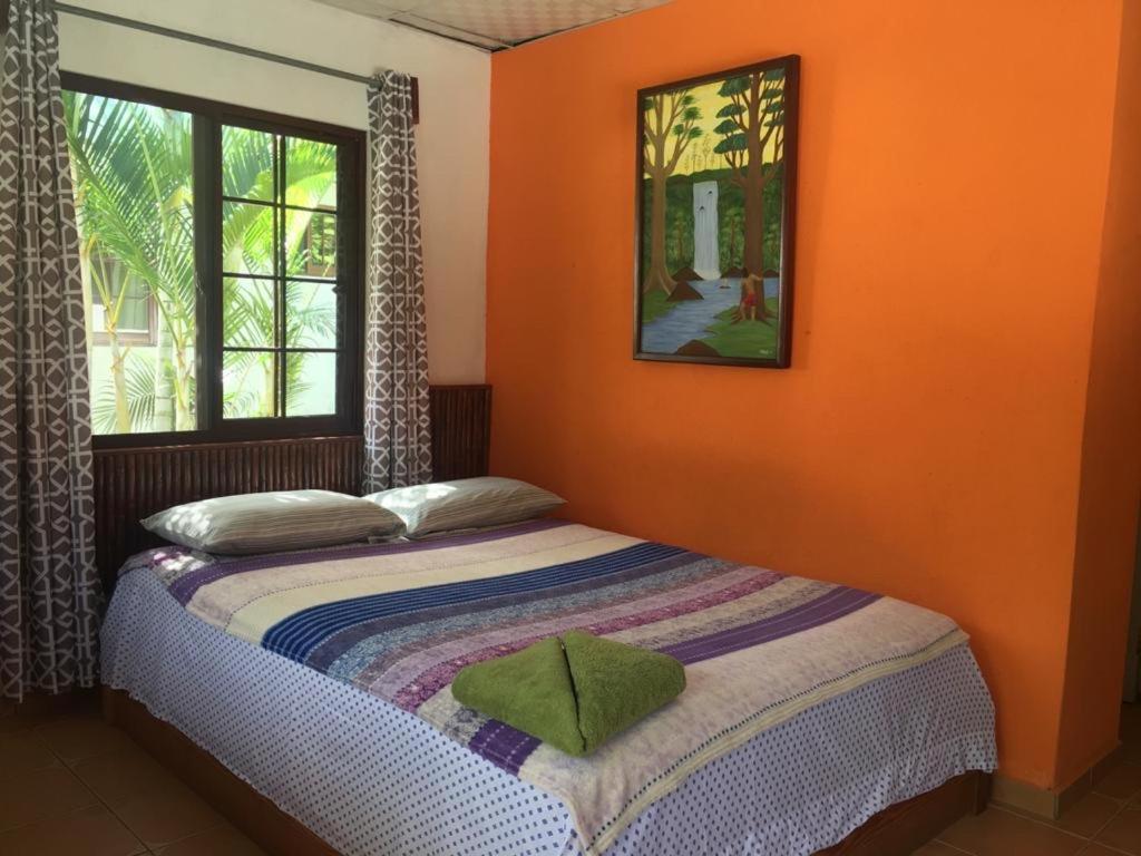 Postel nebo postele na pokoji v ubytování Rainforest Yasmin Hotel