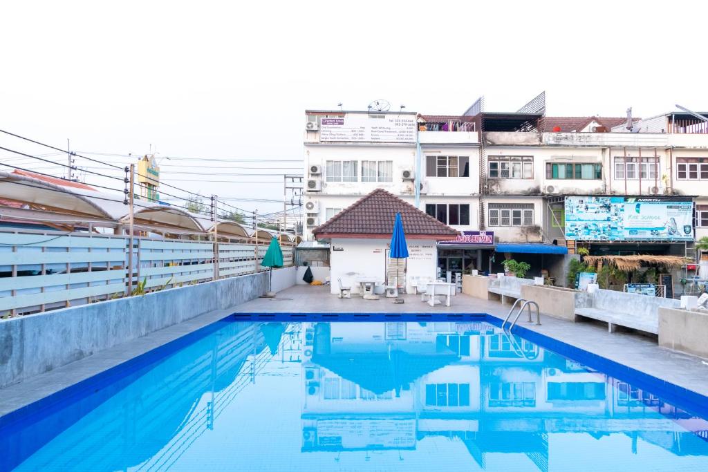 Bazén v ubytování Thipurai Beach Hotel nebo v jeho okolí