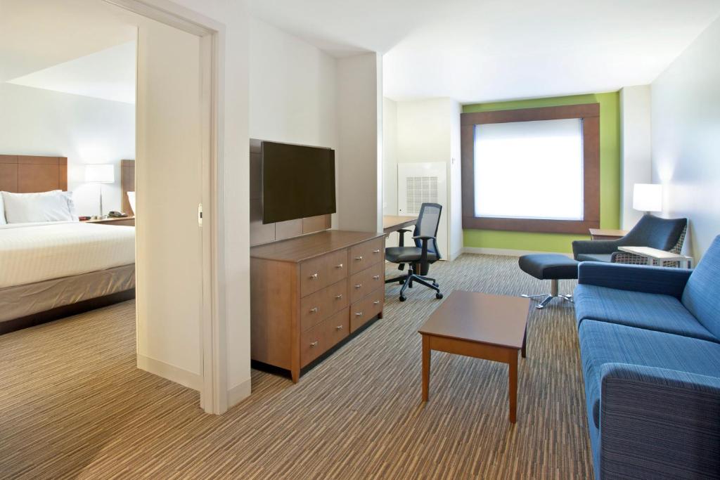 Holiday Inn Express Hotel & Suites Austin Downtown - University by IHGにあるテレビまたはエンターテインメントセンター