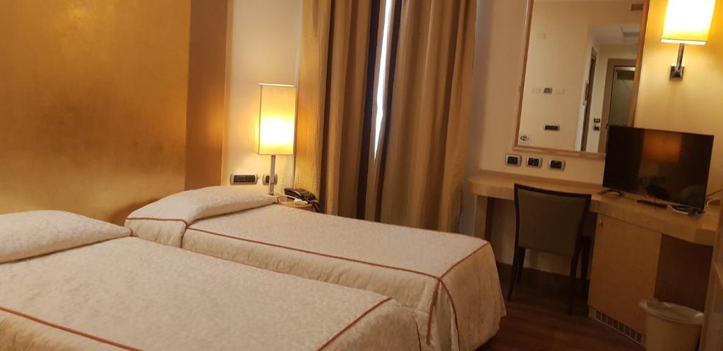 Posteľ alebo postele v izbe v ubytovaní Hotel Tiffany Milano