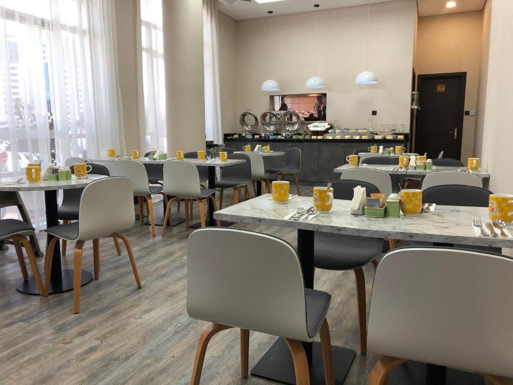 Um restaurante ou outro lugar para comer em TIME Express Hotel Al Khan