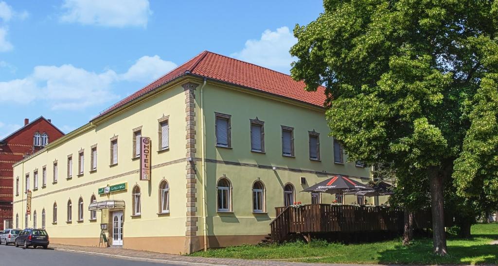 żółty i zielony budynek po stronie ulicy w obiekcie Hotel zur Post in Wurzen w mieście Wurzen
