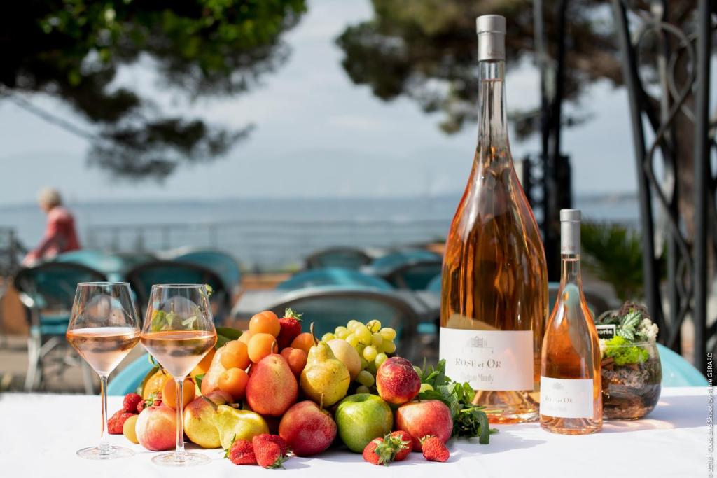 Nápoje v ubytování Hotel Le Provencal LogisHotels