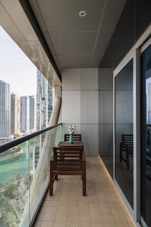 Fotografie z fotogalerie ubytování HiGuests - Cozy Studio With Panoramic Views on the Lake v Dubaji