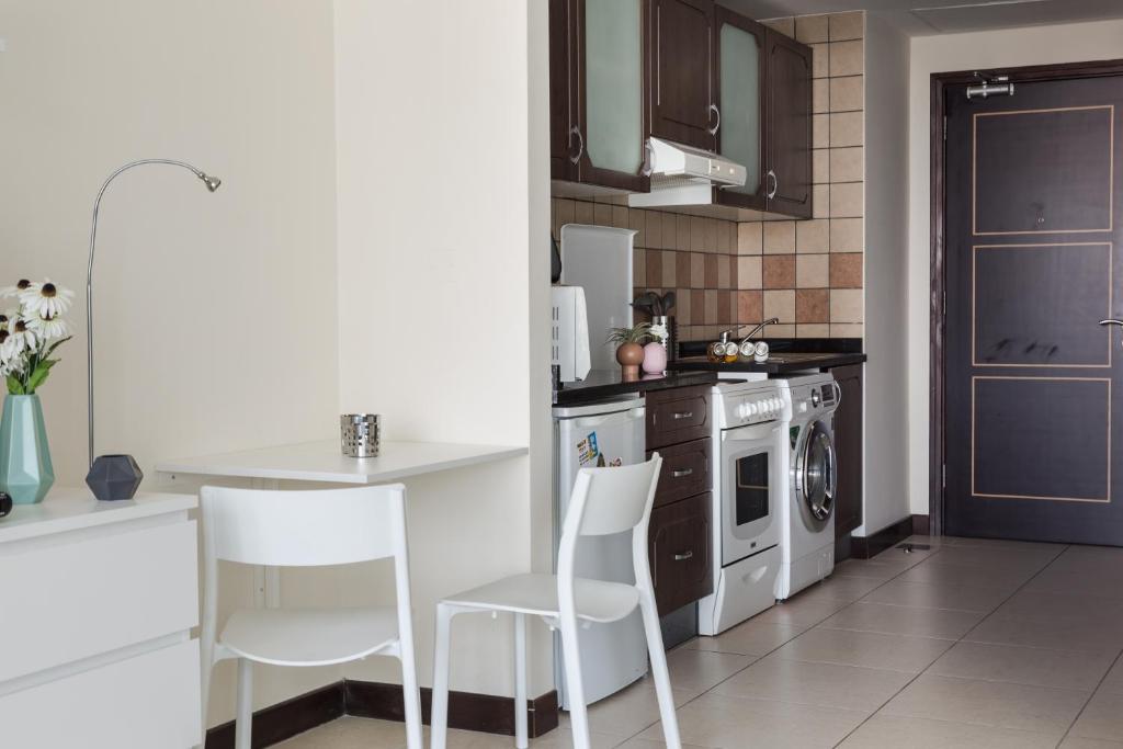 Fotografie z fotogalerie ubytování HiGuests - Cozy Studio With Panoramic Views on the Lake v Dubaji