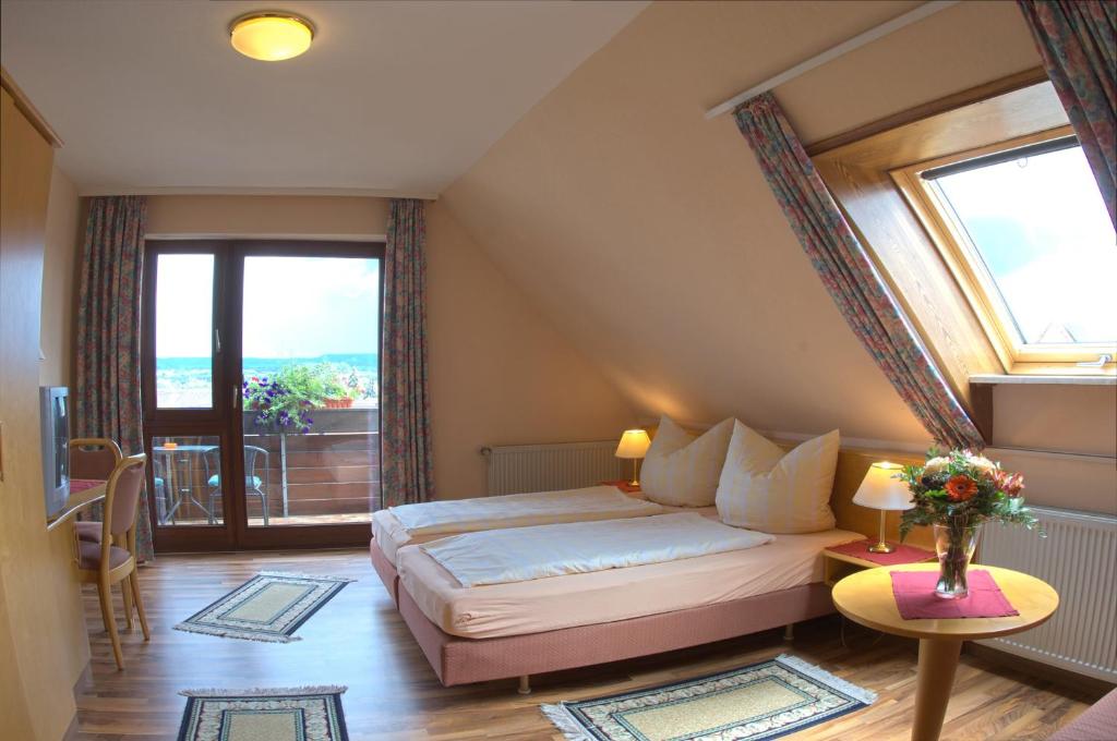 Hallerndorf的住宿－Annas Gästehaus，一间卧室设有一张床和一个大窗户