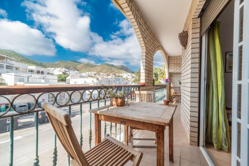 balcón con mesa y sillas de madera en Apartamento del Mar San Jose, en San José