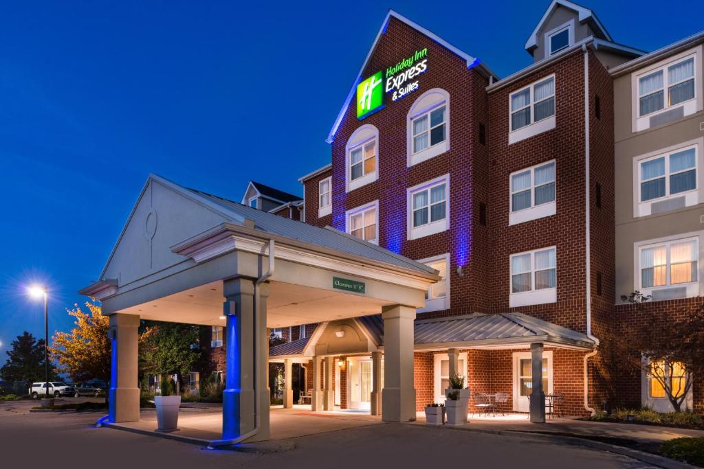 un hotel con cenador frente a un edificio en Holiday Inn Express Hotel & Suites St. Louis West-O'Fallon, an IHG Hotel, en O'Fallon