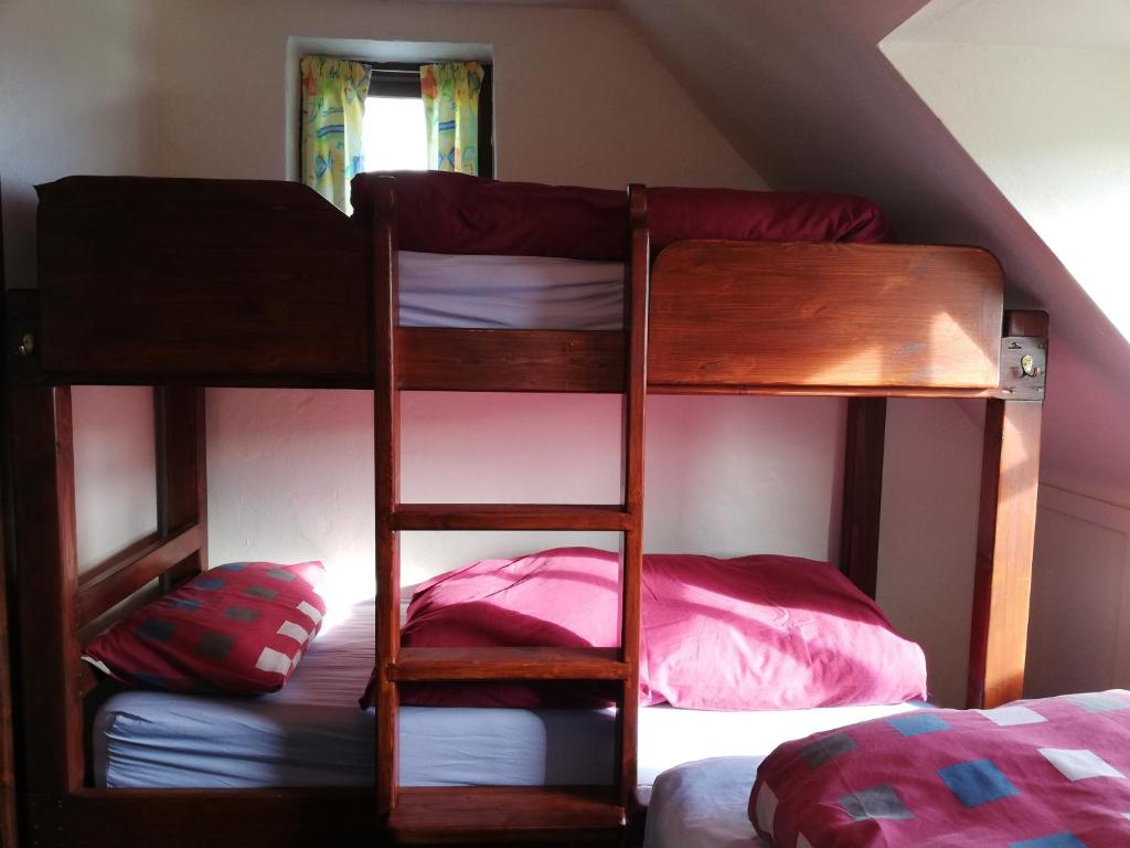 Postel nebo postele na pokoji v ubytování Aille River Tourist Hostel and Camping Doolin