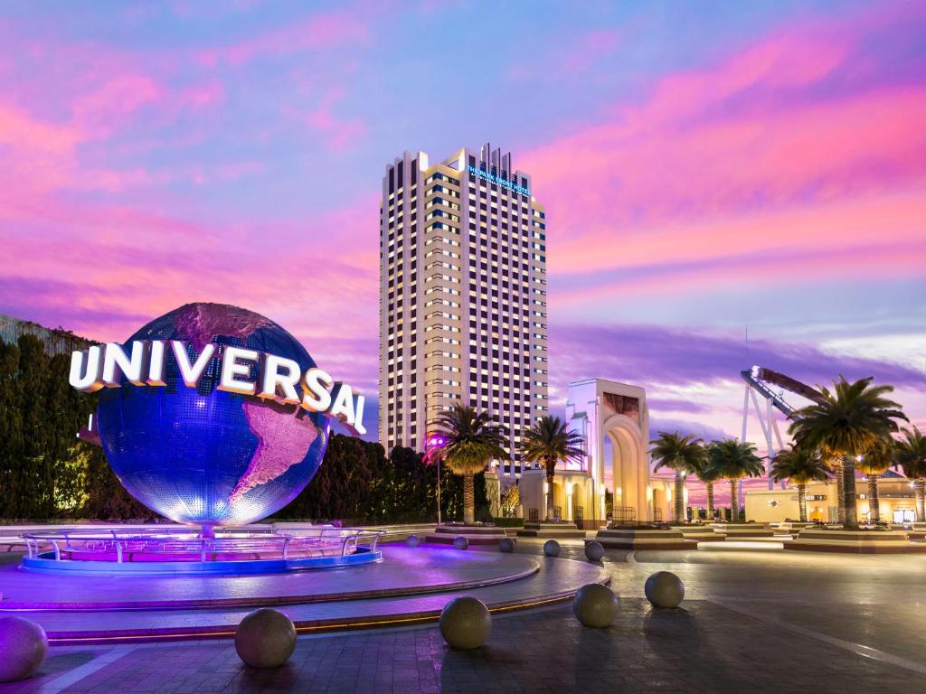 un edificio con un cartel que dice universal en The Park Front Hotel at Universal Studios Japan, en Osaka