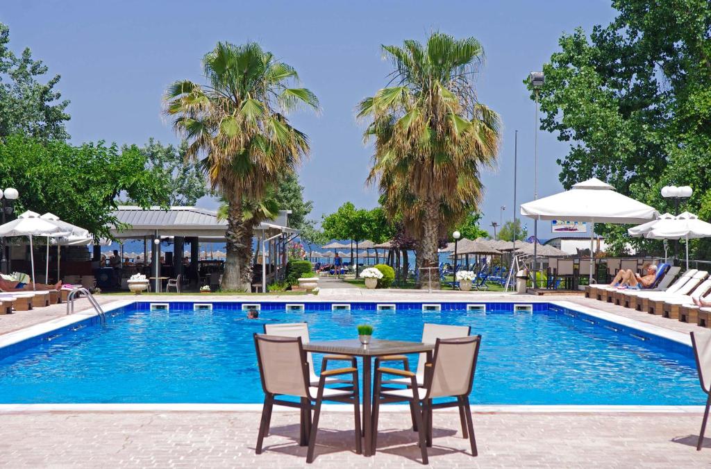 Bazén v ubytování Sun Beach Hotel nebo v jeho okolí