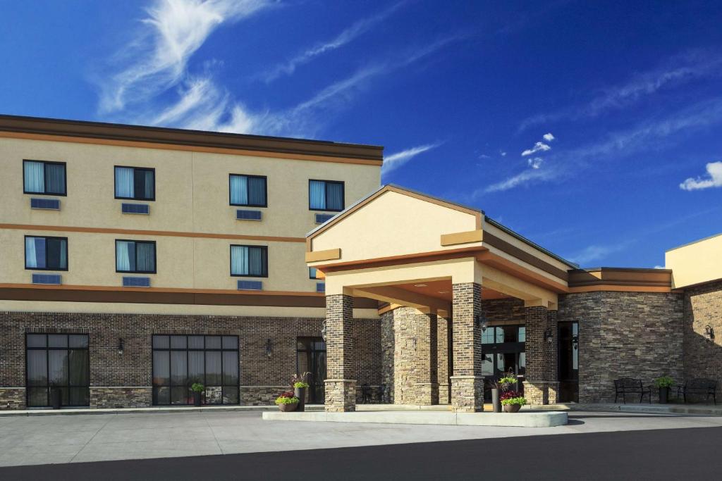 eine Darstellung der Vorderseite eines Hotels in der Unterkunft Roosevelt Grand Dakota SureStay Collection by Best Western in Dickinson