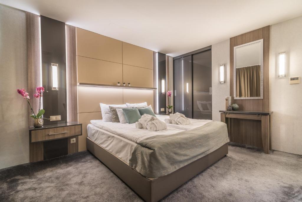 Postel nebo postele na pokoji v ubytování Hotel Zena Beauty & Shopping Center