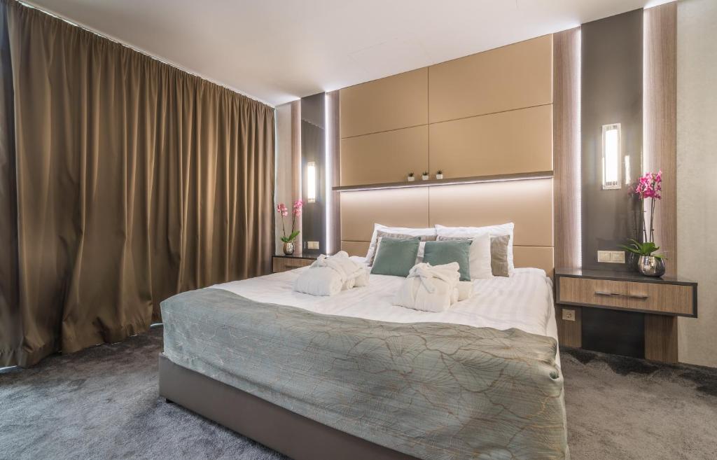 Postel nebo postele na pokoji v ubytování Hotel Zena Beauty & Shopping Center