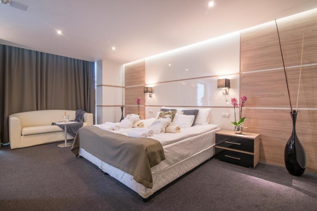 Postel nebo postele na pokoji v ubytování Hotel Zena Beauty & Shopping Center