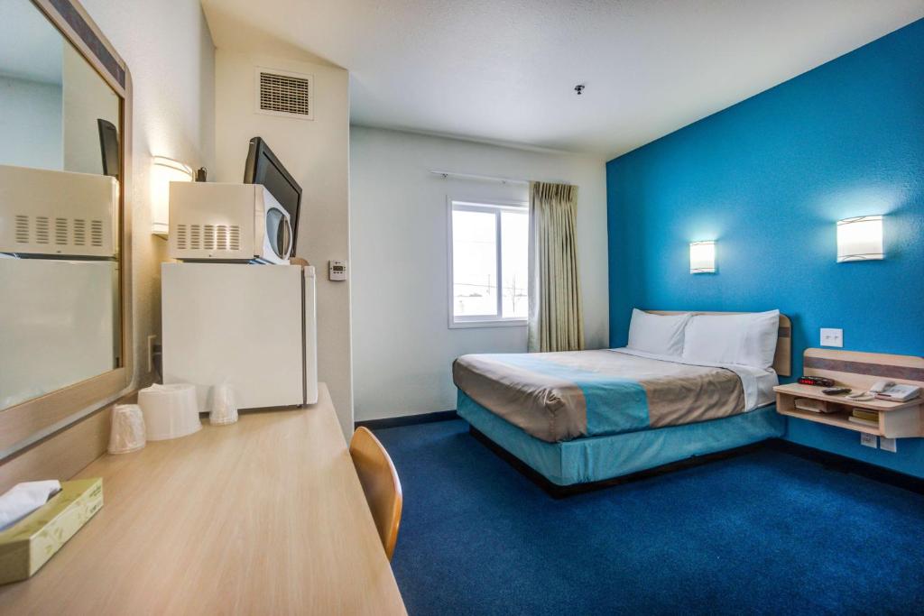 Postel nebo postele na pokoji v ubytování Motel 6-Red Deer, AB