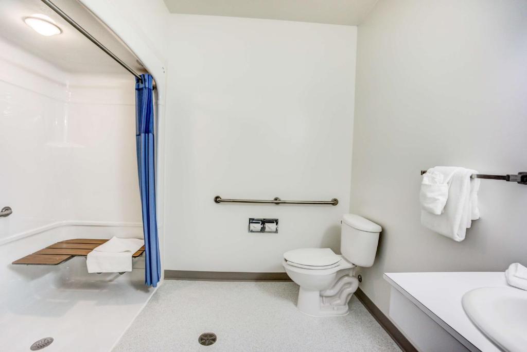 Koupelna v ubytování Motel 6-Red Deer, AB