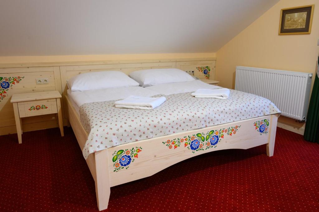 Postel nebo postele na pokoji v ubytování Hotel Julianin dvor