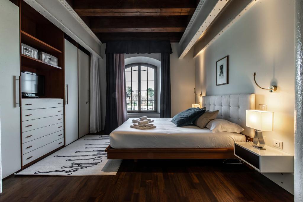 Un pat sau paturi într-o cameră la Molino Stucky Apartment Wi-Fi R&R