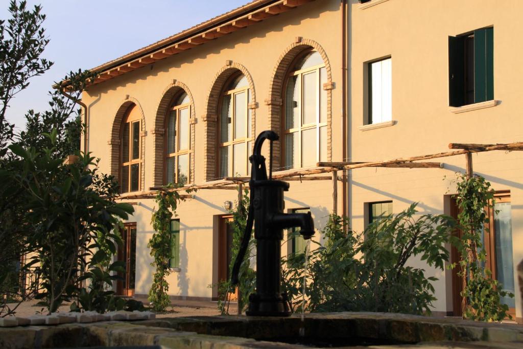 una fuente de agua frente a un edificio en Agriturismo L'Acero Rosso en Sacile