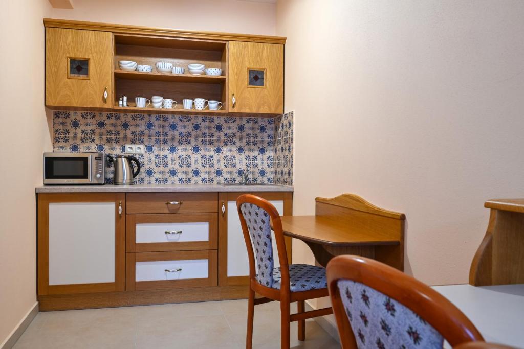 Kuchyň nebo kuchyňský kout v ubytování Hotel Julianin dvor