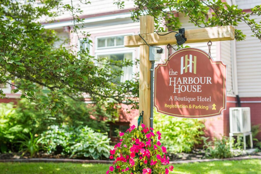 un panneau devant une maison fleurie dans l'établissement The Harbour House, à Charlottetown