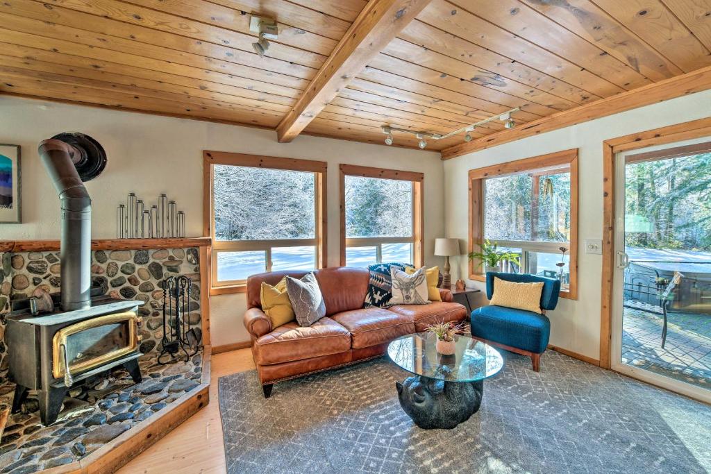 a living room with a couch and a fireplace at Mysty Mountain Cabin on River 15Mi to Stevens Pass in Skykomish