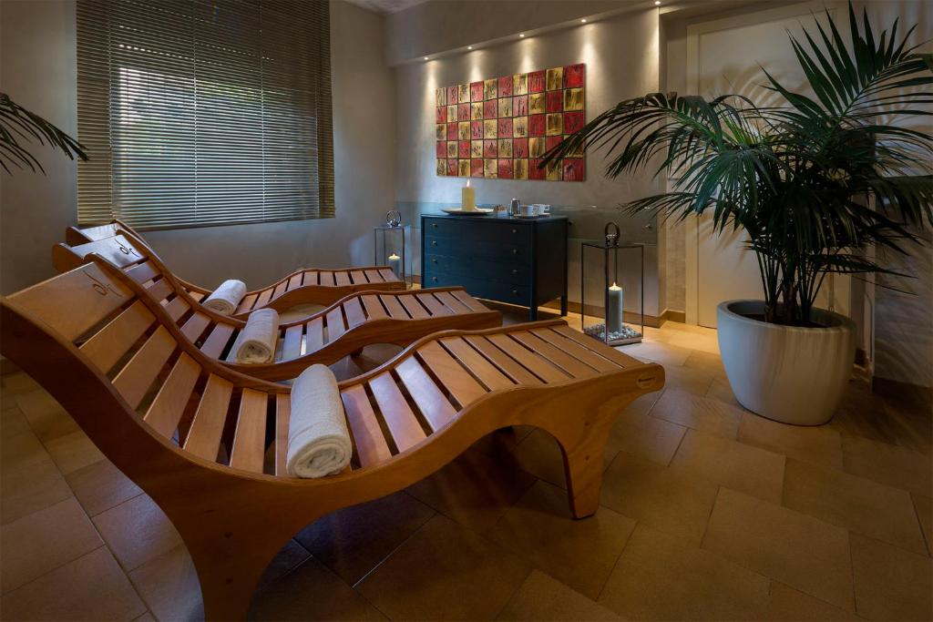 A seating area at Hotel Bassetti