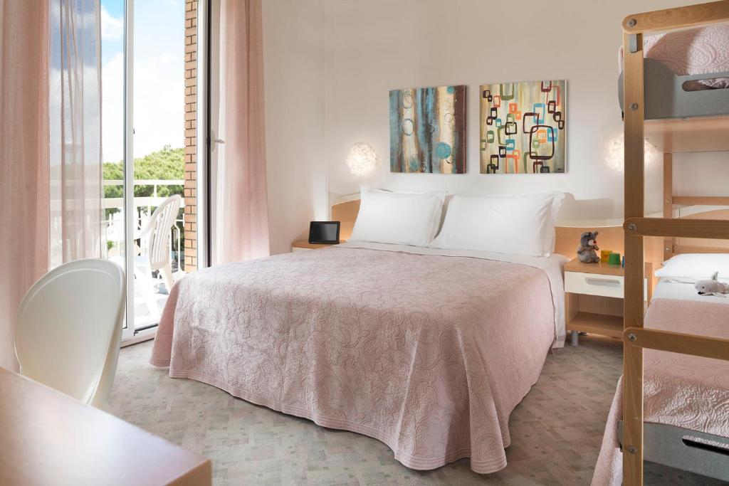 A bed or beds in a room at Hotel Bassetti