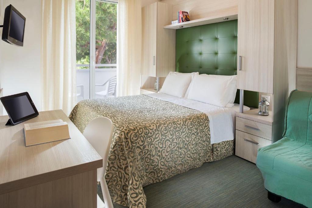 A television and/or entertainment centre at Hotel Bassetti