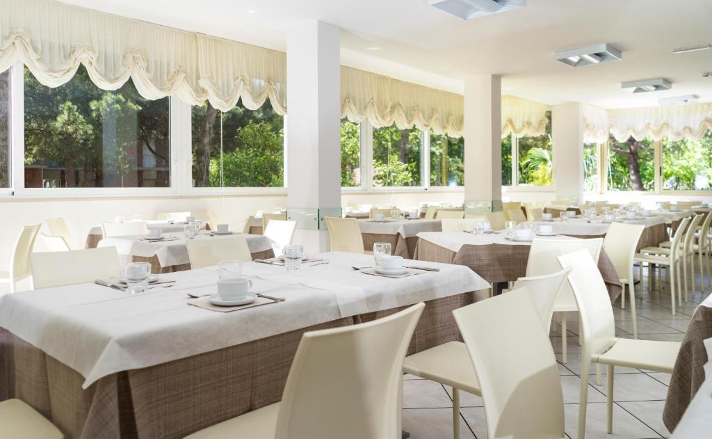 A restaurant or other place to eat at Hotel Bassetti