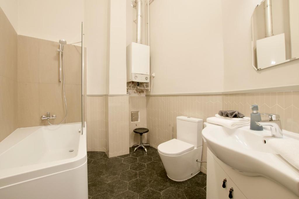 Kúpeľňa v ubytovaní Standard Apartment by Hi5 - Kecskemeti street suite