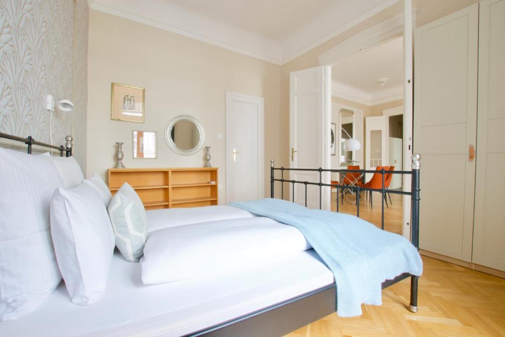 Posteľ alebo postele v izbe v ubytovaní Standard Apartment by Hi5 - Kecskemeti street suite