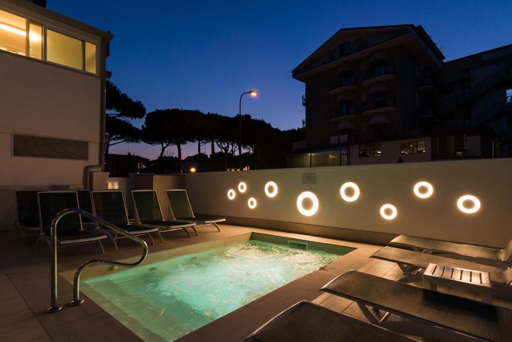 The swimming pool at or close to Hotel Bassetti