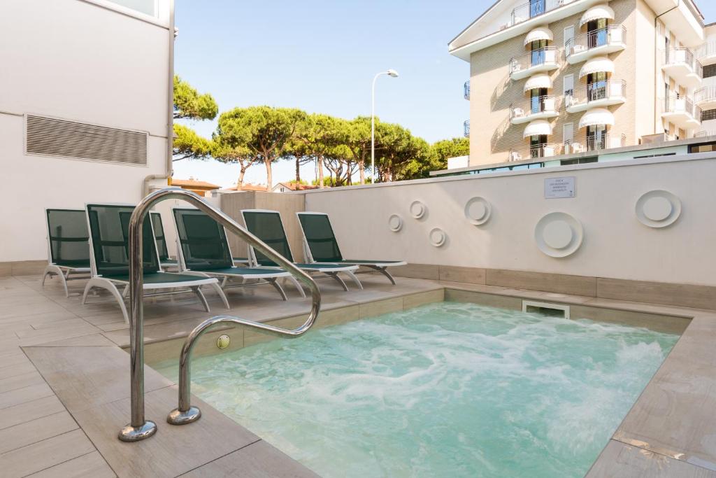 The swimming pool at or close to Hotel Bassetti