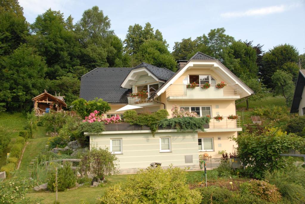 una casa con flores a un lado. en Oriana Studios, en Bled