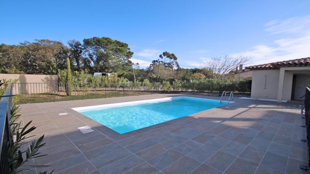 une piscine dans l'arrière-cour d'une maison dans l'établissement Villa Saquèdes, à Sainte-Maxime