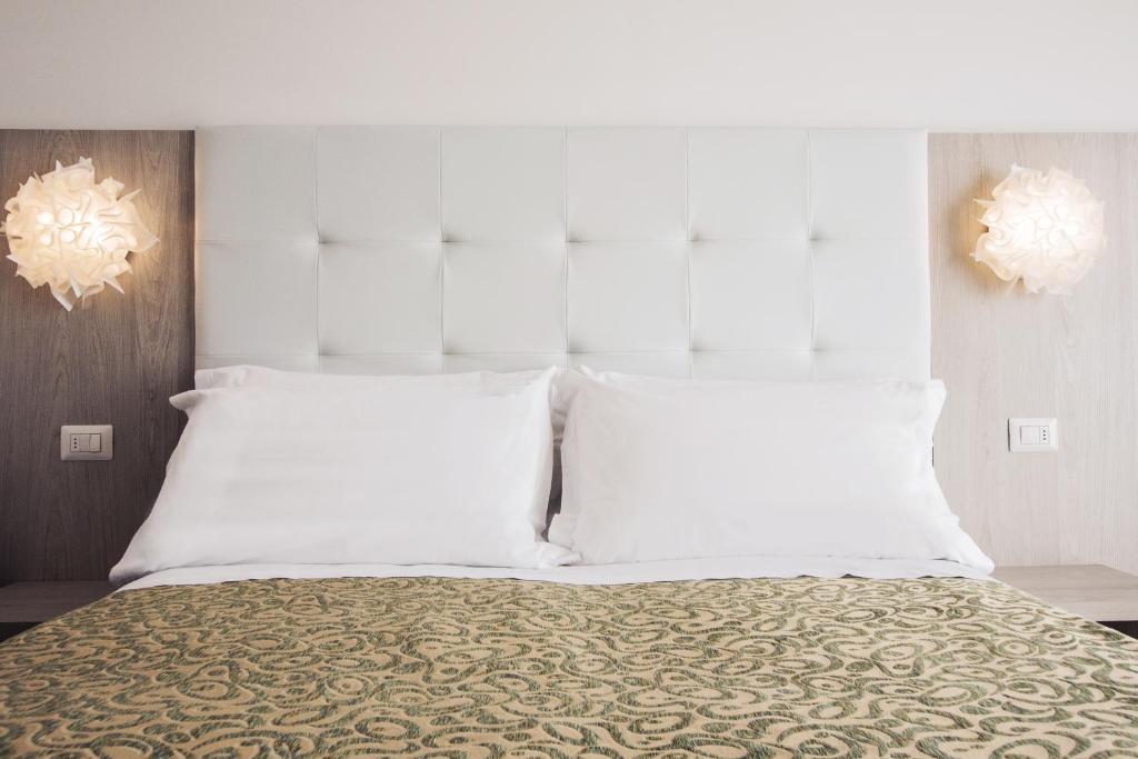 A bed or beds in a room at Hotel Bassetti