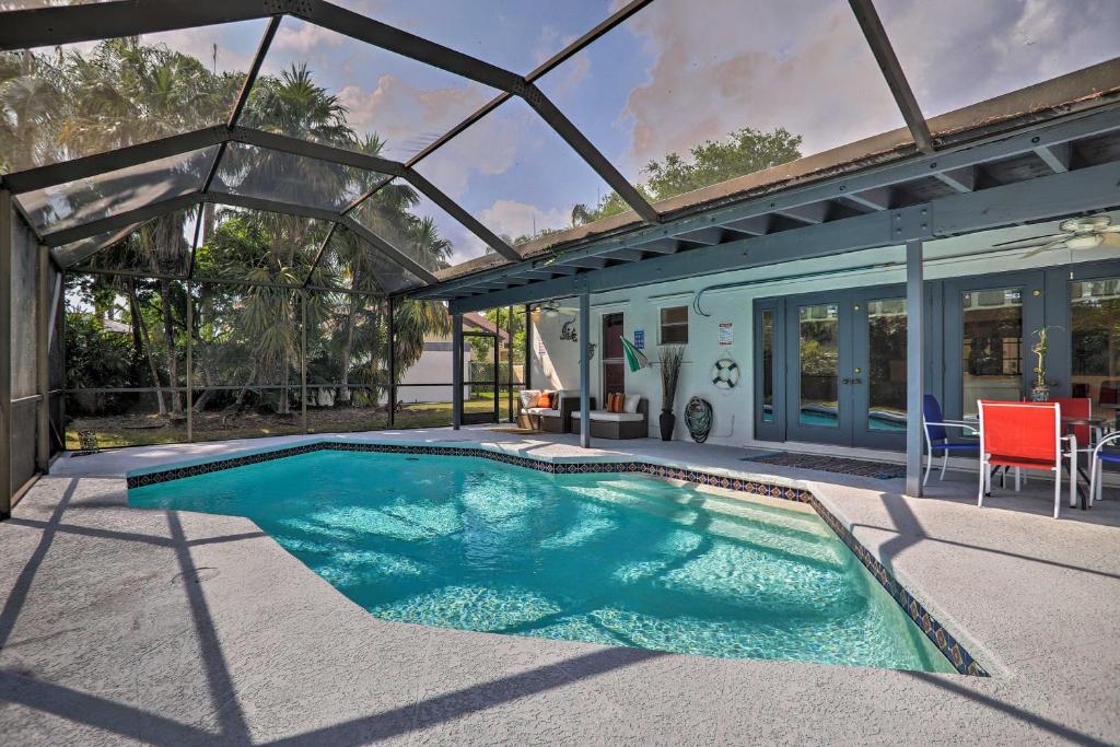 uma piscina no meio de uma casa em Miami Home with Screened-in Pool Mins from Zoo! em Miami