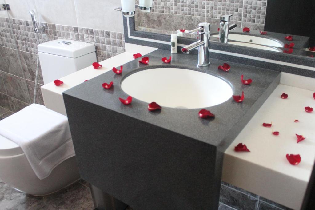 Koupelna v ubytování Viola Hotel