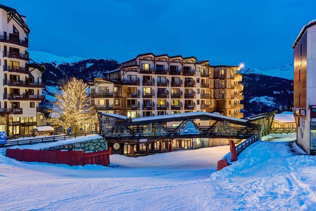 un gran edificio en la nieve delante en Hôtel Le Montana en La Tania