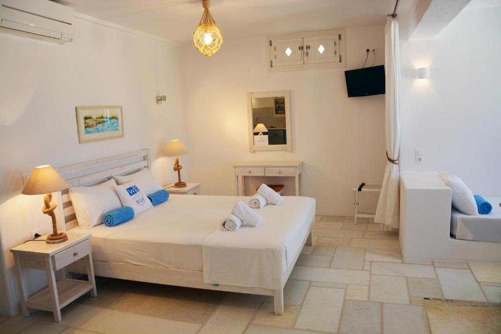 Łóżko lub łóżka w pokoju w obiekcie White Blue Houses & Apartments Paros