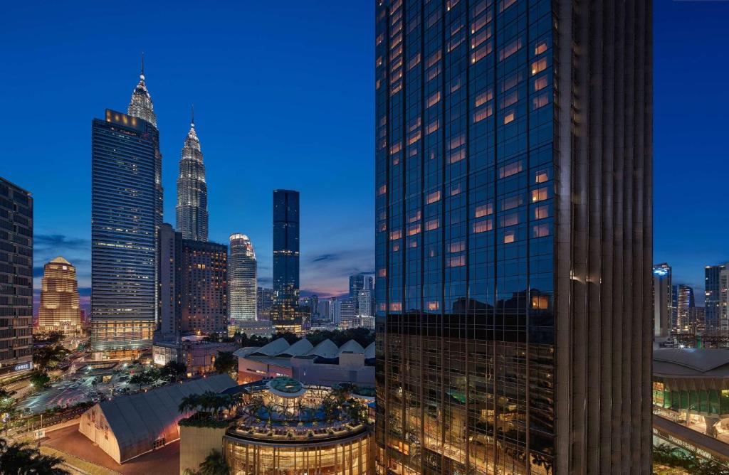 een skyline van de stad 's nachts met hoge gebouwen bij Grand Hyatt Kuala Lumpur in Kuala Lumpur