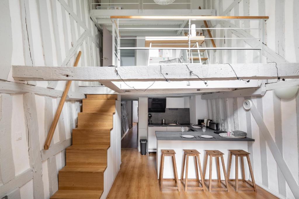 une mezzanine avec un escalier et des tabourets dans l'établissement Georgia by Cocoonr, à Rennes