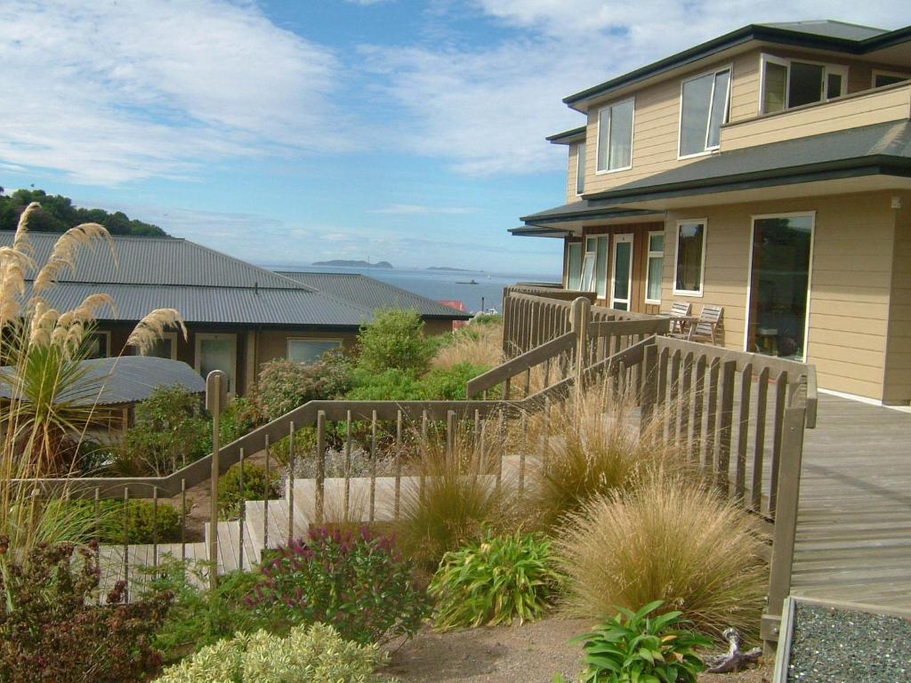 una casa con una valla de madera frente a un patio en The Bay Motel en Half-moon Bay