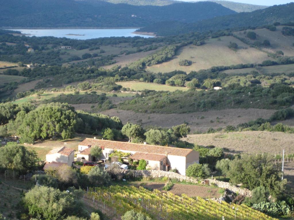 Vue aérienne d'une maison sur une colline dans l'établissement Stazzo Fossuli, à Sant Antonio Di Gallura