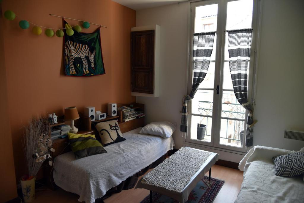 un salon avec un lit et une table dans l'établissement Pied à terre au bord de mer, à Sète