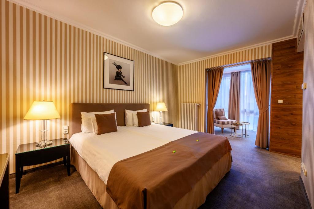 מיטה או מיטות בחדר ב-Ambra Hotel