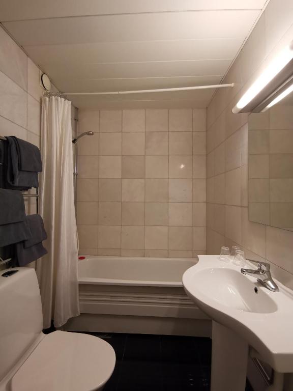 Koupelna v ubytování Crystal Plaza Hotel